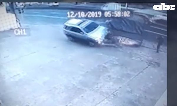 Conductor choca parada de bus y deja tres personas heridas - Nacionales - ABC Color