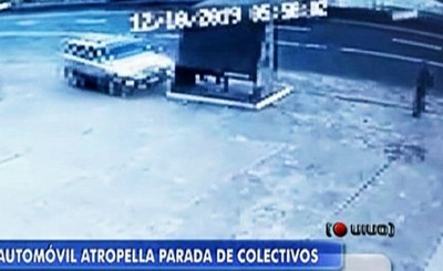 Joven atropelló parada de colectivos y deja grave a una niña