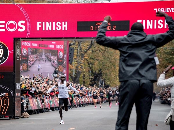 El keniano Eliud Kipchoge destroza el muro de las dos horas: 1h59:40