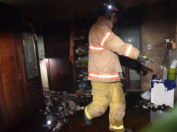 Mala instalación de aire habría causado incendio en vivienda