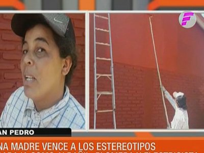 Una mujer trabaja hace 12 años como albañil, plomera y electricista