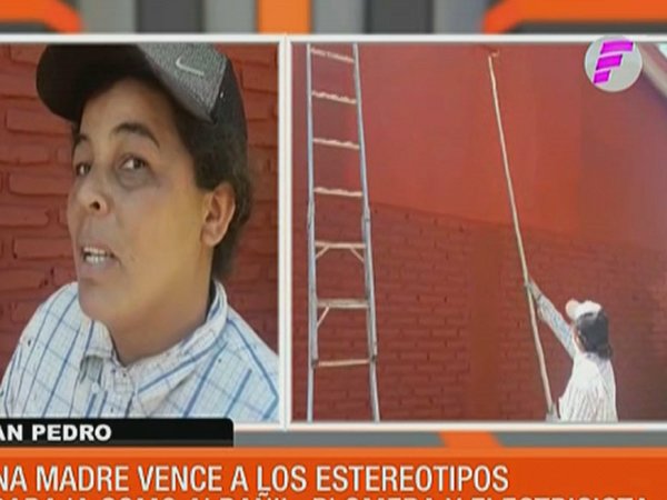 Una mujer trabaja hace 12 años como albañil, plomera y electricista
