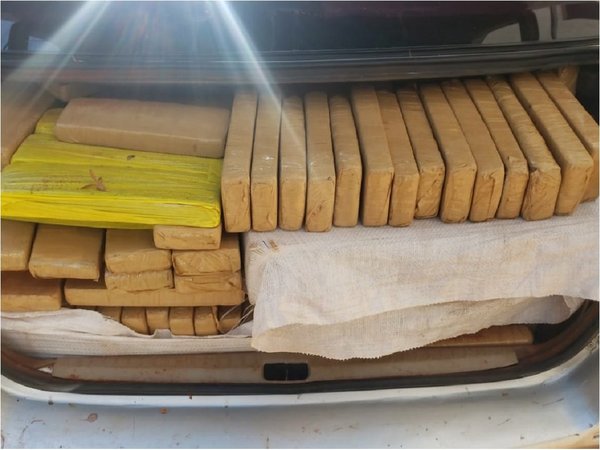 Cae vehículo con maletero repleto de presunta marihuana