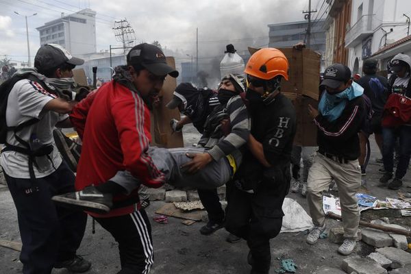 Presidente de Ecuador ordena toque de queda y militarización de Quito - Mundo - ABC Color