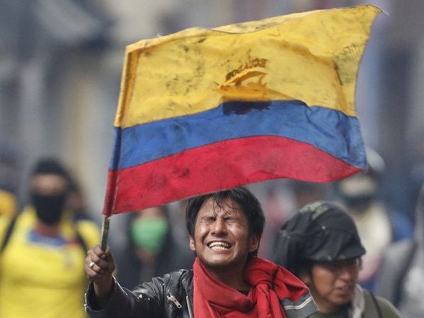 Presidente de Ecuador decreta toque de queda y militarización en Quito