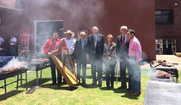 Elogios al asado de carne paraguaya en Ecuador
