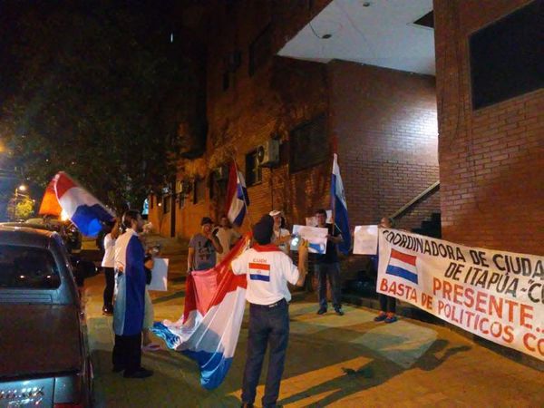 Escrachan en Encarnación a diputados que votaron por blanqueo - Nacionales - ABC Color
