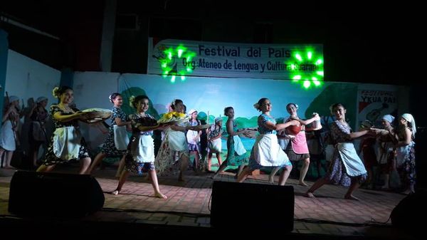 Con éxito se desarrolla el Festival Nacional del País - Cultura - ABC Color