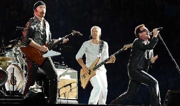 U2 ofrece desbordante show en Barcelona