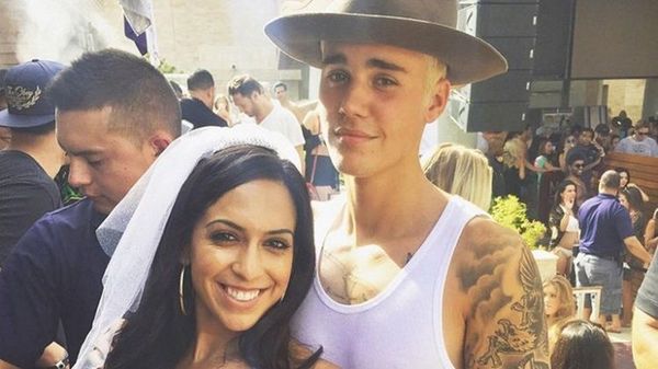Justin Bieber aparece en "despedida de soltera"