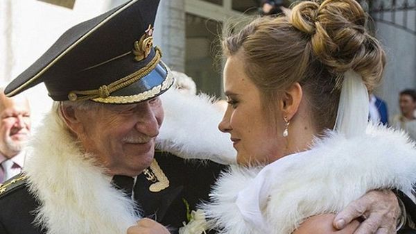 Leyenda del cine se casa con mujer 60 años menor que él