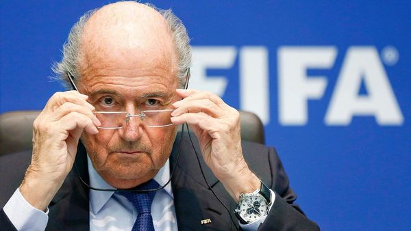 Blatter dejará FIFA recién en febrero