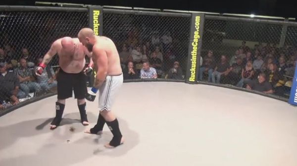 Luchador de MMA acusa paliza y sufre un "percance"