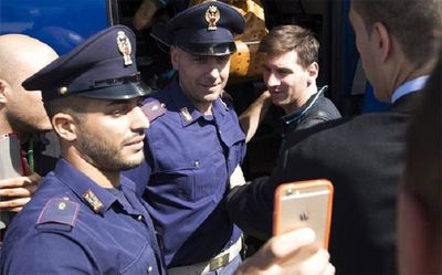 Policías en una selfie con Messi