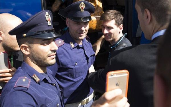 Policías en una selfie con Messi