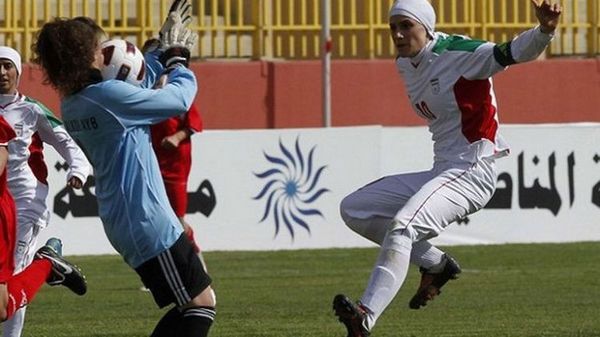 Una futbolista iraní no irá a torneo internacional porque su esposo le prohibió
