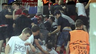 Hay videos de batalla campal entre policía griega e hinchas del Bayern