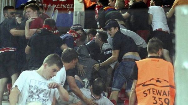 Hay videos de batalla campal entre policía griega e hinchas del Bayern