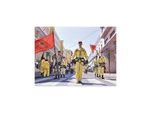 Bomberos festejan aniversario 41 con desfile sobre Palma