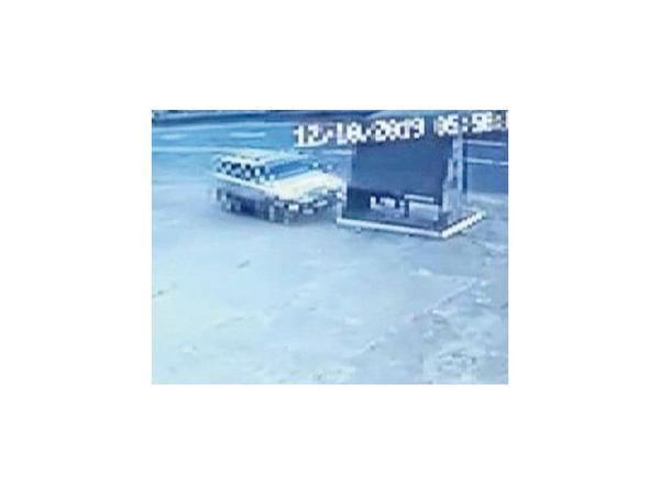 Joven atropella a personas en una parada
