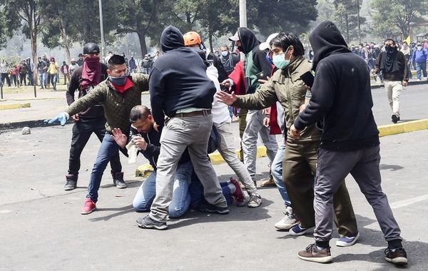 Continúan protestas en Quito contra los ajustes fiscales del Gobierno - Internacionales - ABC Color
