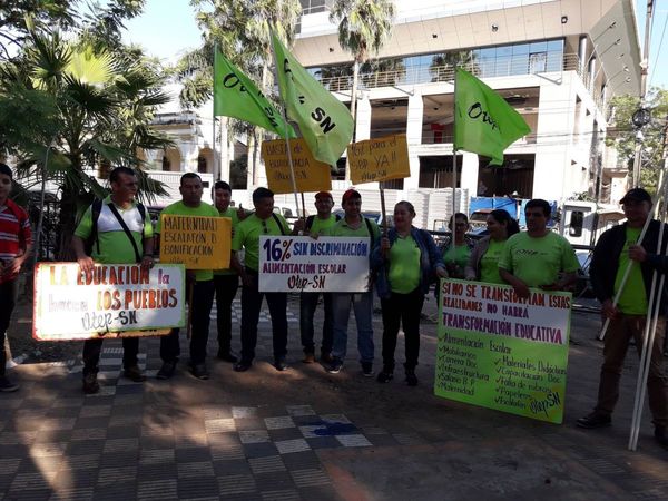 Docentes en vigilia frente al Congreso aguardan sesión de diputados