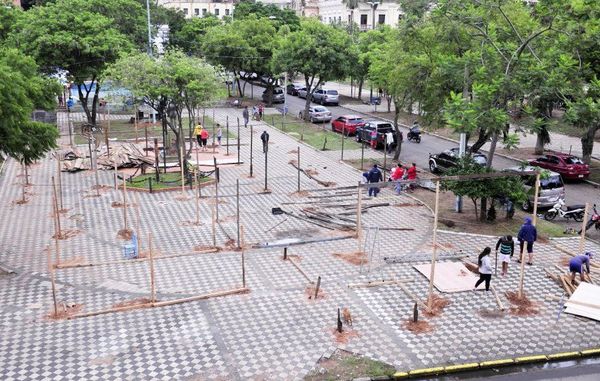 Trasladan a damnificados de la plaza