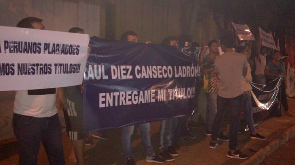 Docentes reclamaron entrega de certificados