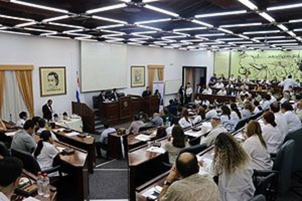 Piden jubilación médica digna antes de morir