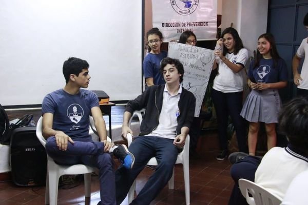 Asisten a alumnos de colegios sobre cómo evitar consumir drogas