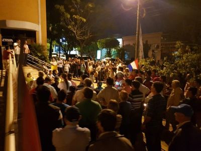 Se manifiestan frente a la ANDE de Oviedo