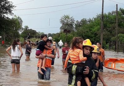 Asisten a personas afectadas por intensas lluvias