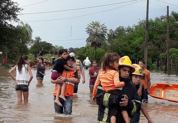 Asisten a personas afectadas por intensas lluvias
