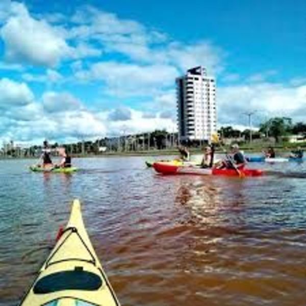 Arrasa paseo en Kajak sobre río Paraná