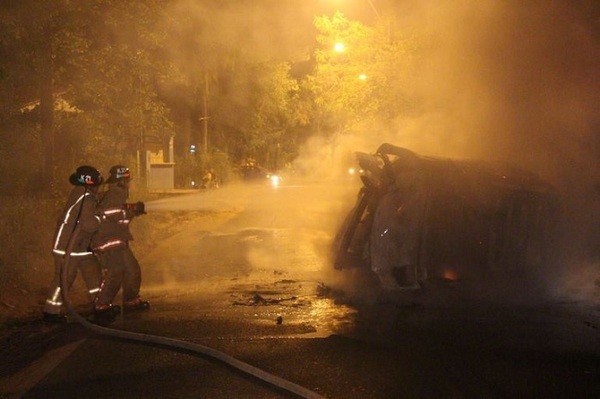 Automóvil se incendia luego de chocar y volcar en Areguá