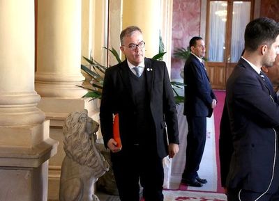 Ex jefe de gabinete recorre pasillos del Palacio desde hace dos días