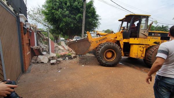 Tractor destruye caseta de seguridad de los Irún