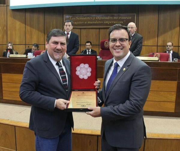 Congreso otorga placa de reconocimiento al maestro literario Juan Manuel Marcos
