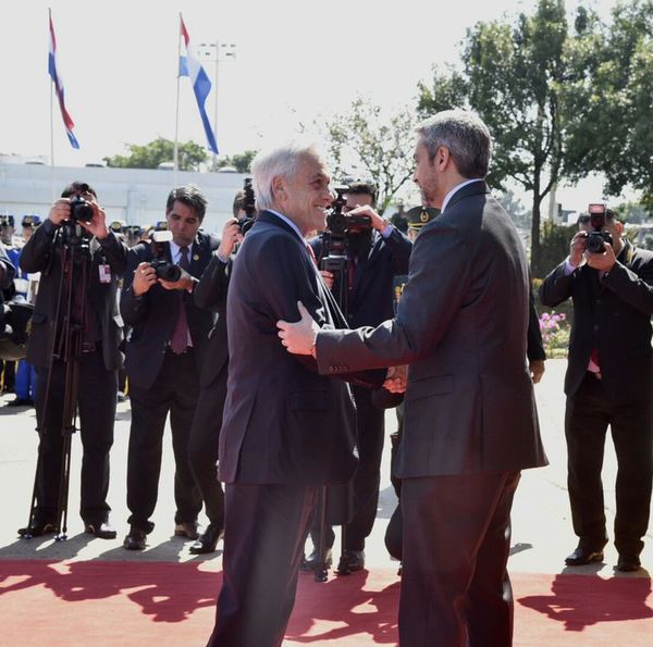 Presidente de Chile visita el Paraguay para conocer situación de los incendios en frontera con Bolivia