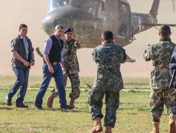 Mario Abdo se traslada a la frontera para verificar los trabajos contra los focos de incendios en Alto Paraguay
