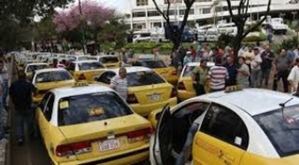 Taxistas bloquearan calles contra Muv y Uber
