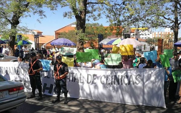 Funcionarios y médicos de Clínicas van a huelga por 30 días