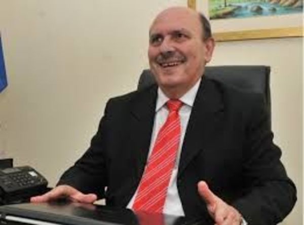 El jurista Lineo Insfran es uno de los candidatos neutrales para la Corte