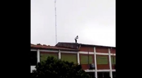 Maestro intento lanzarse del techo de su escuela