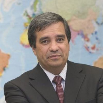 Equipo económico se reúne con asesor internacional