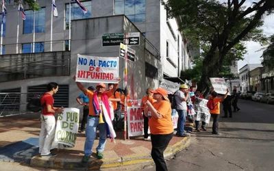 Grupo de escrache atentos a juicio al Contralor
