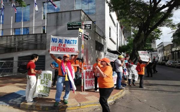 Grupo de escrache atentos a juicio al Contralor