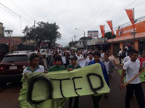 Escuelas de Curuguaty toman las calles en busca de solución a la crisis de maestros