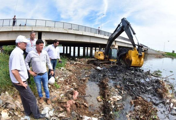 Impulsan limpieza de Arroyo Mburicao en barrio Santo Domingo