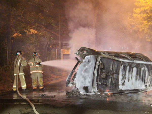 Vehículo choca contra una columna, vuelca y se incendia